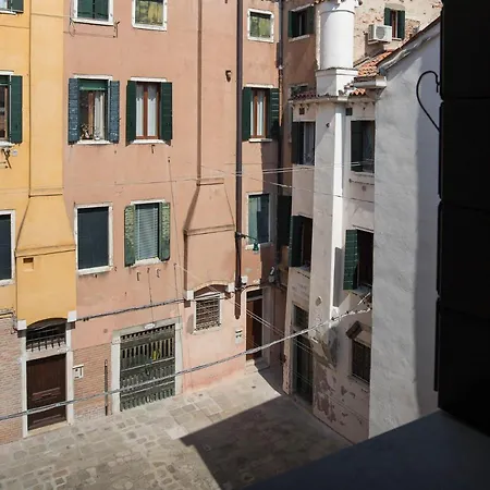 Corte Del Tintor البندقية